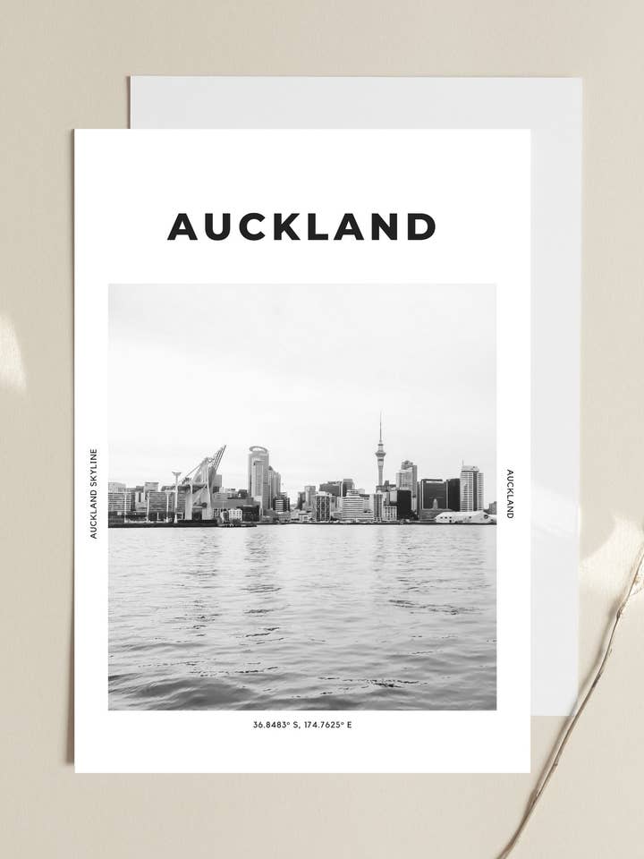 Auckland 'Kiwi Skyline 'Print 1 for engroshandel hos The Travel Edit