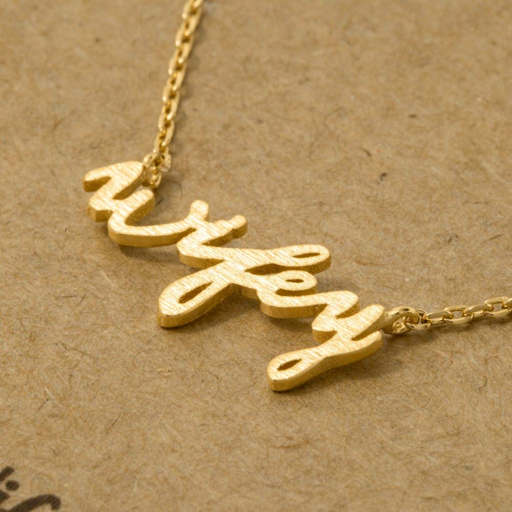 Fame Accessories – Großhandel Kette mit Anhänger/Charm – Vergoldete "Wifey" Handgeschriebene Anhänger-Halskette3