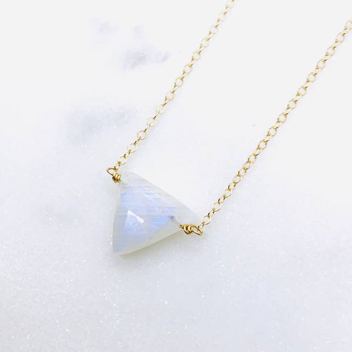 Juniper and Stone - Vendita all'ingrosso Collana con ciondolo/pendaglio - Collana triangolo con pietra di luna arcobaleno
