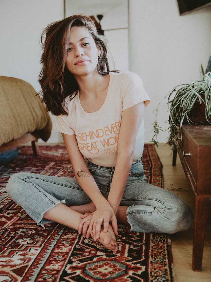 The Bee & The Fox – Engroshandel Grafisk t-shirt - Dame – Bag enhver stor kvinde... | Kvinders grafiske T-shirt1