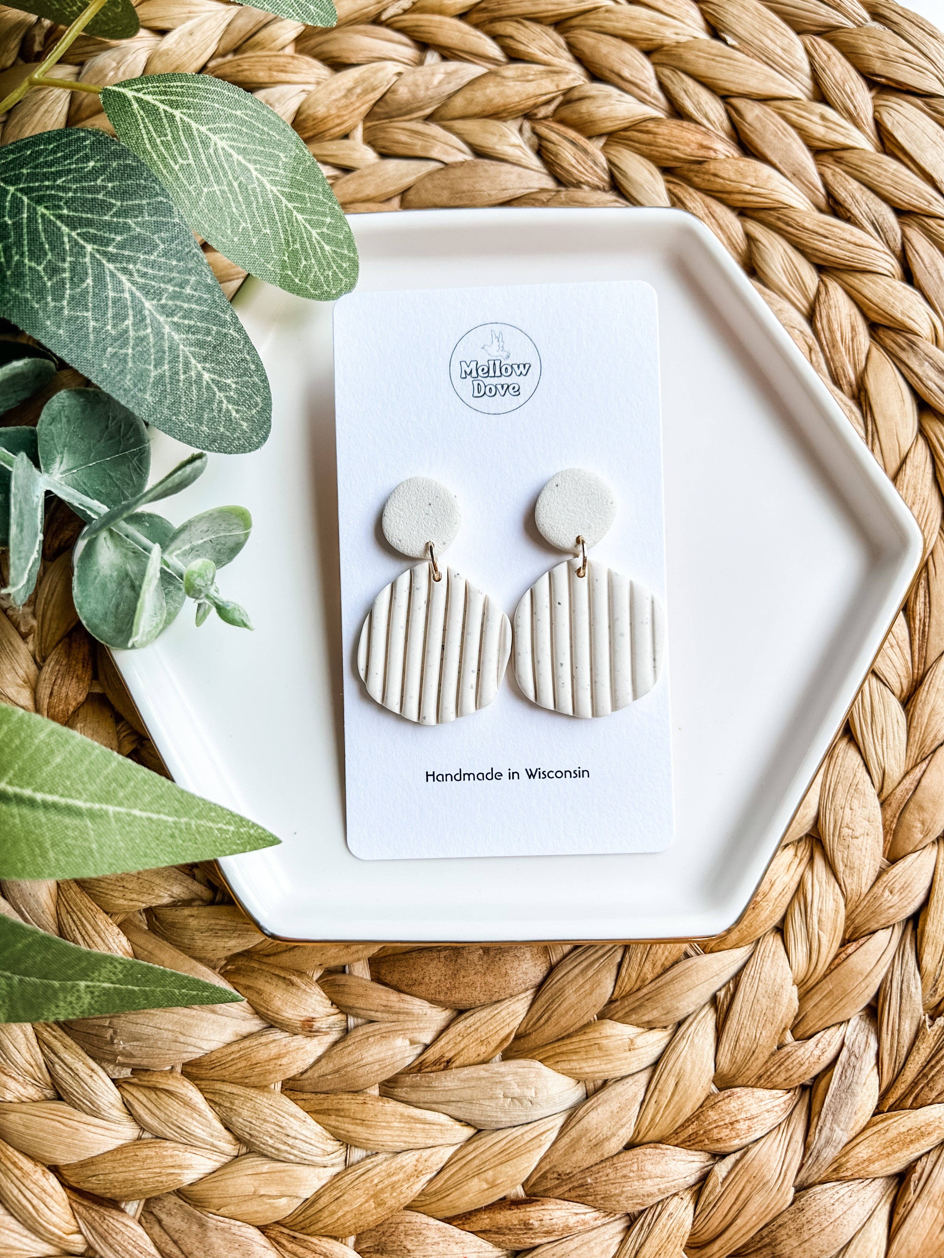 Mellow Dove Designs - Venta al por mayor Pendientes colgantes - Pendientes de arcilla acanalada negro/marfil | Boho | Neutros0