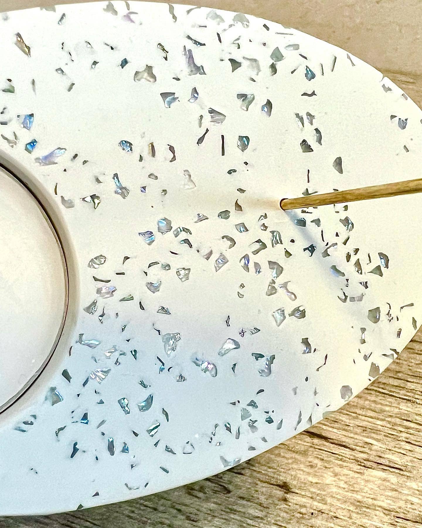 EMB Pretty – wholesale Vaxvärmare – ‘ICE QUEEN’ Jesmonite- och mässingsvaxvärmare med glaskupa7