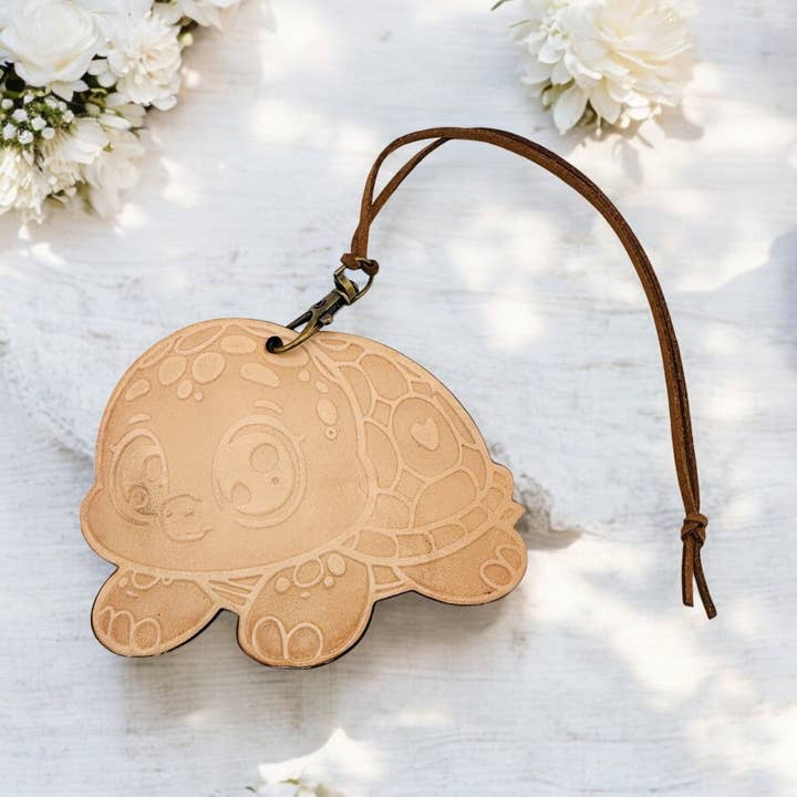 Niedliche Baby-Schildkröten-Lederduftanhänger für den Großhandel von Fresh Hide - Molock Collections