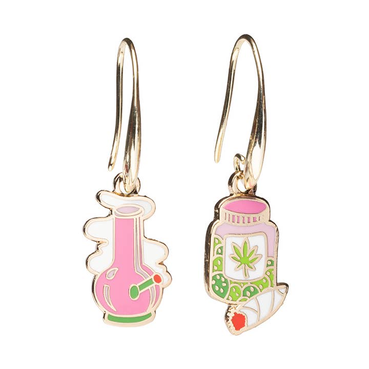 Örhängen med bong och marijuana - guldfärgade 420 statement-smycken för wholesale av Yellow Owl Workshop