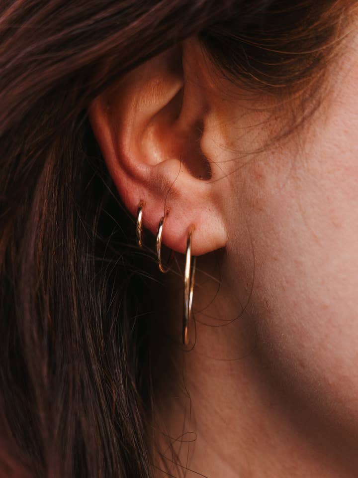 Boucles d'oreilles créoles en or sans fin (plusieurs tailles disponibles) pour la vente par Think Unique