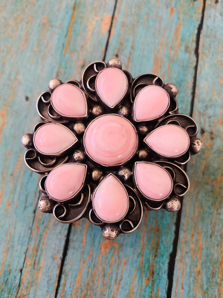Bracciale rigido a grappolo in conchiglia rosa Navajo Queen e argento sterling firmato per la vendita all'ingrosso da parte di Nizhonitradersllc