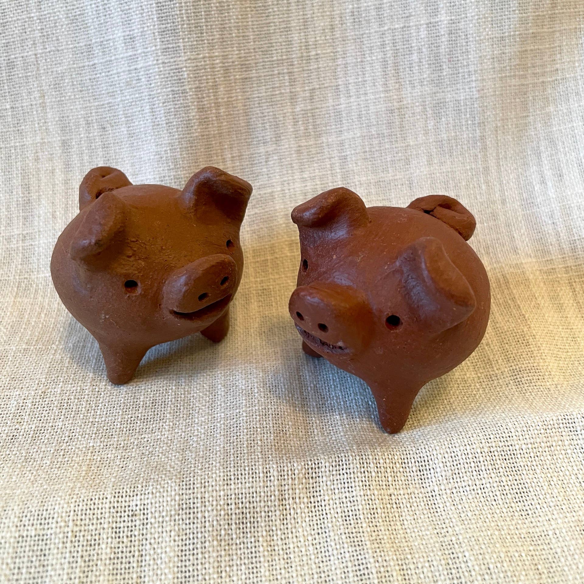 Tesoros Trading Company - Vendita all'ingrosso Statuette decorative - Buona Fortuna 3 Zampe Maiale, Chanchito, Cile (YPIG)1