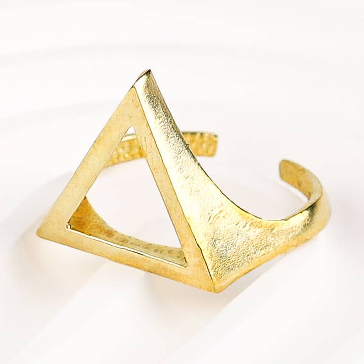 Bague triangulaire découpée - Modèles de bagues modernes pour femme pour la vente par Less is More
