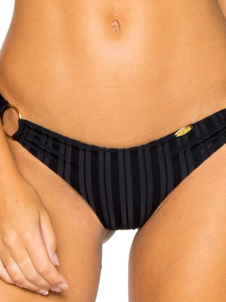 TURI TURAI - Bas brésilien ondulé froncé au dos pour la vente par Luli Fama