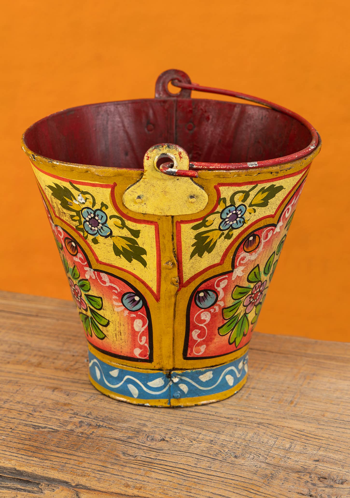 Namaste – Großhandel Eimer/Kübel – Vintage Eisen-Eimer mit handgemaltem gelbem Blumenmuster2