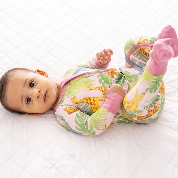 Dreamland Baby - Vente Grenouillère – bébé - Pyjama en bambou pour bébé avec DreamCuffs® - Safari rose