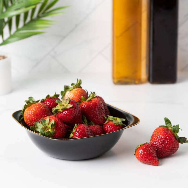 EcoQuality – wholesale Salad plate – 16oz Disposable Plastic Black Square Salad Bowl with Gold Rim Organic Collection