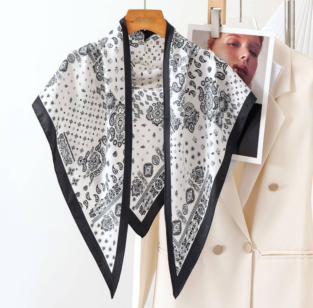 JC Sunny Fashion – wholesale Scarf – Women's – JC023328T Printed Triangle Scarf – Bandana Style Wrap / Shawl4