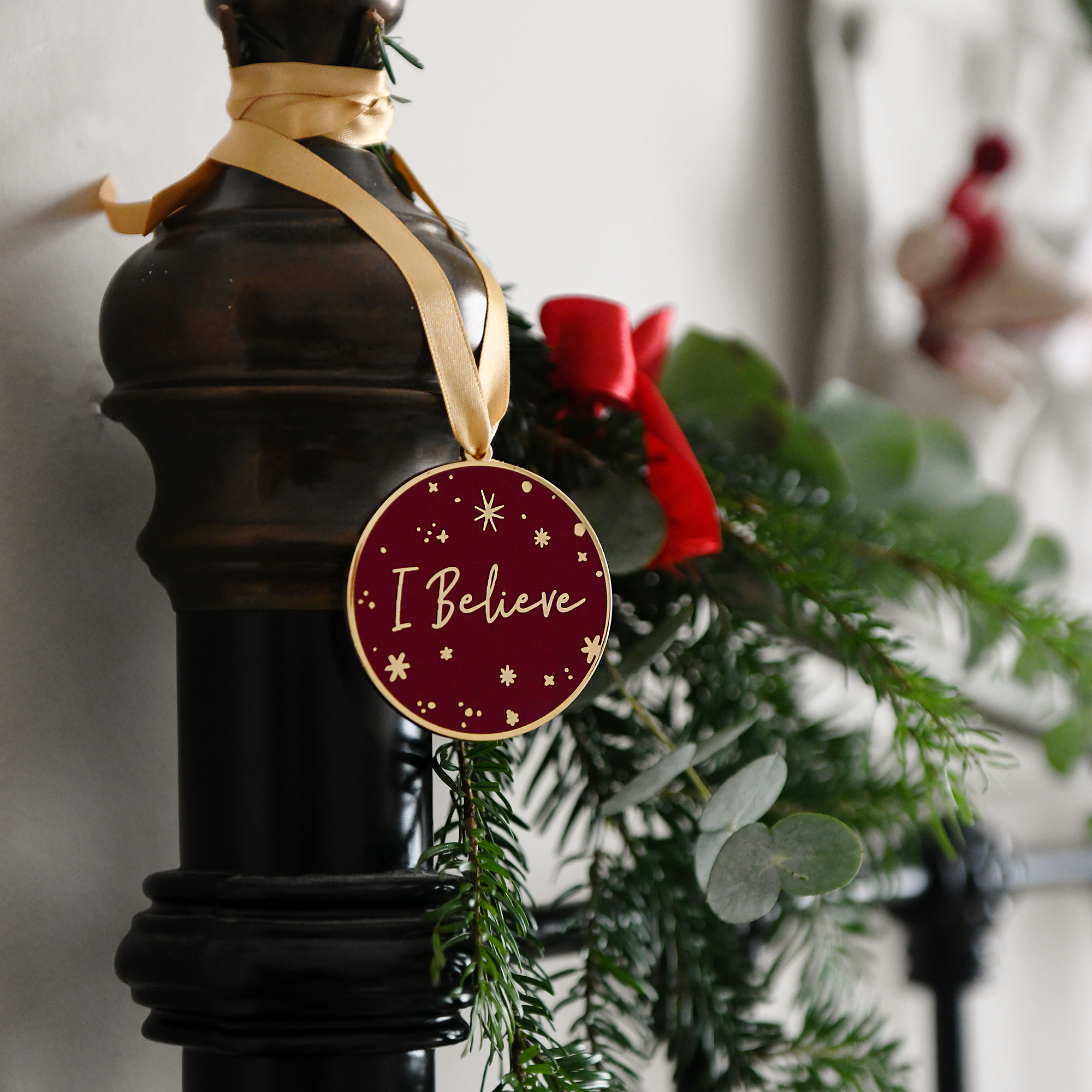 Clara and Macy - Venta al por mayor Adornos - Decoración de árbol de Navidad con esmalte rojo «Creo»1