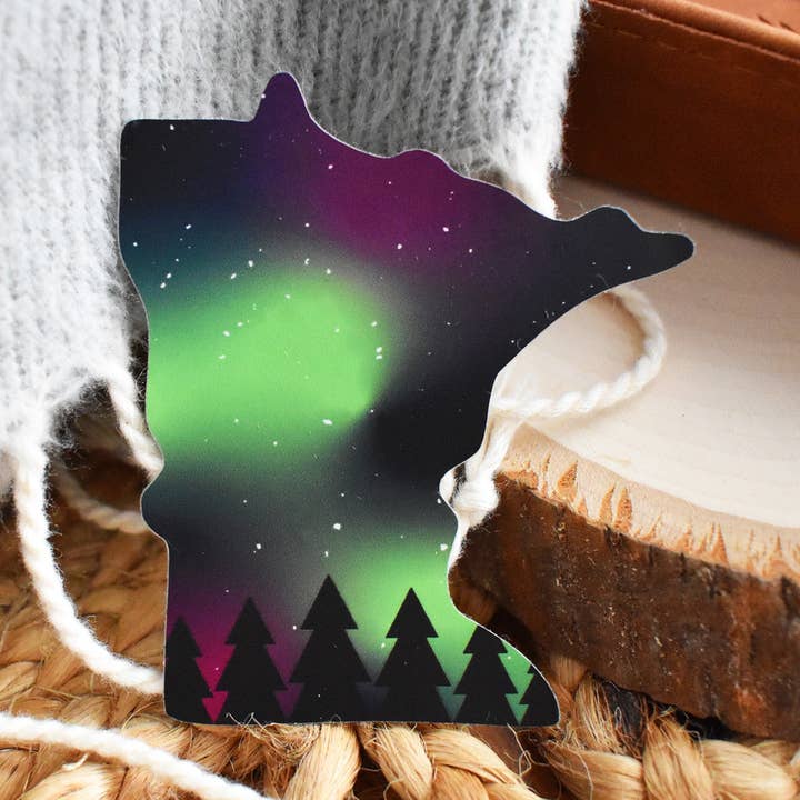 Autocollant MN Northern Lights pour la vente par Wild North Co