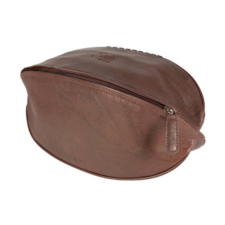 K0011BB | Beauty Case "Palla da Rugby" in Vera Pelle - Colore: Testa Moro - Elastico interno ferma flaconi - Chiusura con lampo - Dimensioni: cm 35 x 14 x 14- Confezione: Sacchetto Tnt per la vendita all'ingrosso da parte di Kaili mood / RENATO BORZATTA - Italy since 1978 -