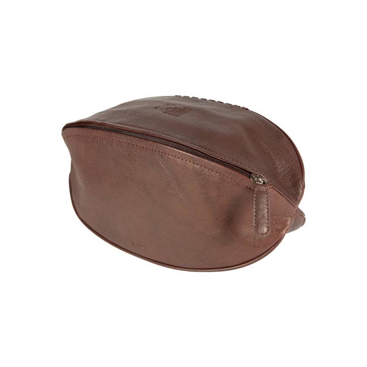 K0011BB | Beauty Case "Rugbyball" aus echtem Leder - Farbe: Dunkelbraun - Innenelastik zur Flaschenfixierung - Reißverschluss - Maße: 35 x 14 x 14 cm - Verpackung: Vliesbeutel für den Großhandel von Kaili mood / RENATO BORZATTA - Italy since 1978 -
