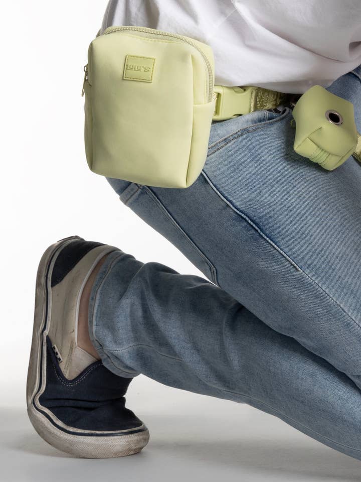 Pochette mains libres pour accessoires de promenade pour chien - Citrus Green pour la vente par Lulu's from Cali