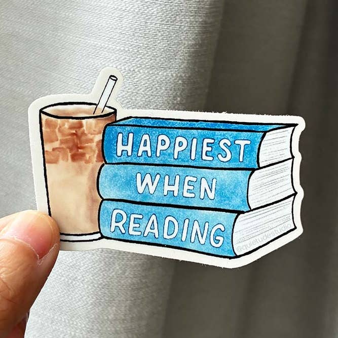 Lykkeligst når jeg læser kaffe og bøger klistermærke for engroshandel hos Quietude Studio