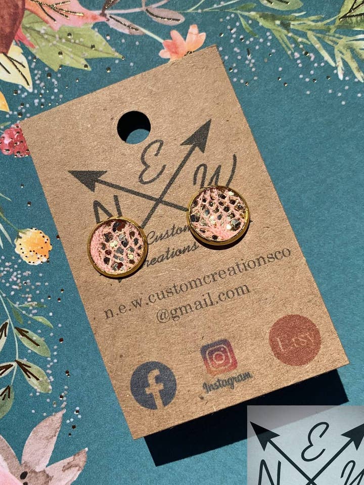 Orecchini a perno con glitter dorati con rivestimento in pizzo rosa con chiusura push-back/ritorno a scuola/autunno per la vendita all'ingrosso da parte di N.E.W. Custom Creations Co LLC