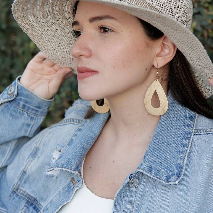 Coco & Souls - Venta al por mayor Pendientes colgantes - Pendientes de cáscara de coco con forma de lágrima hueca blanca1