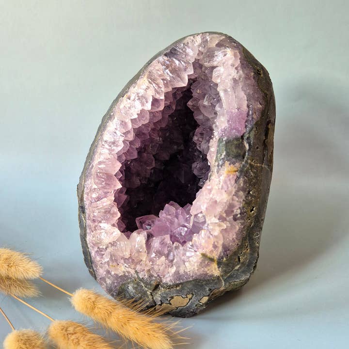 Ädelsten Polerad Ametist Geod på 2770 gram – Andlig Blickfångare med Kraftfull Energi för wholesale av Moonlight Gemstones