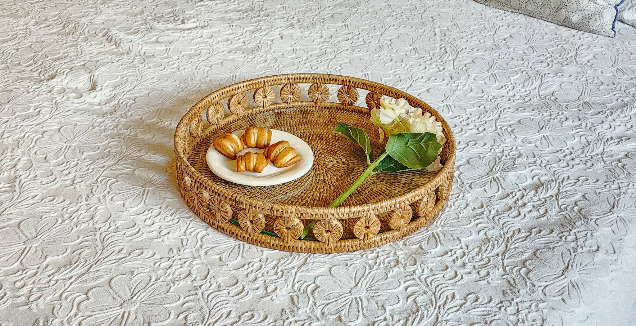 Artifacts Trading Company - Wholesale Decorative Tray - Rattan Round Tray with Glass insert – Decorative Serveware1