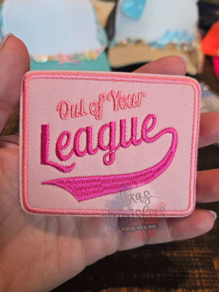 Écusson thermocollant "Hors de ta ligue" pour la vente par Texas Transfers