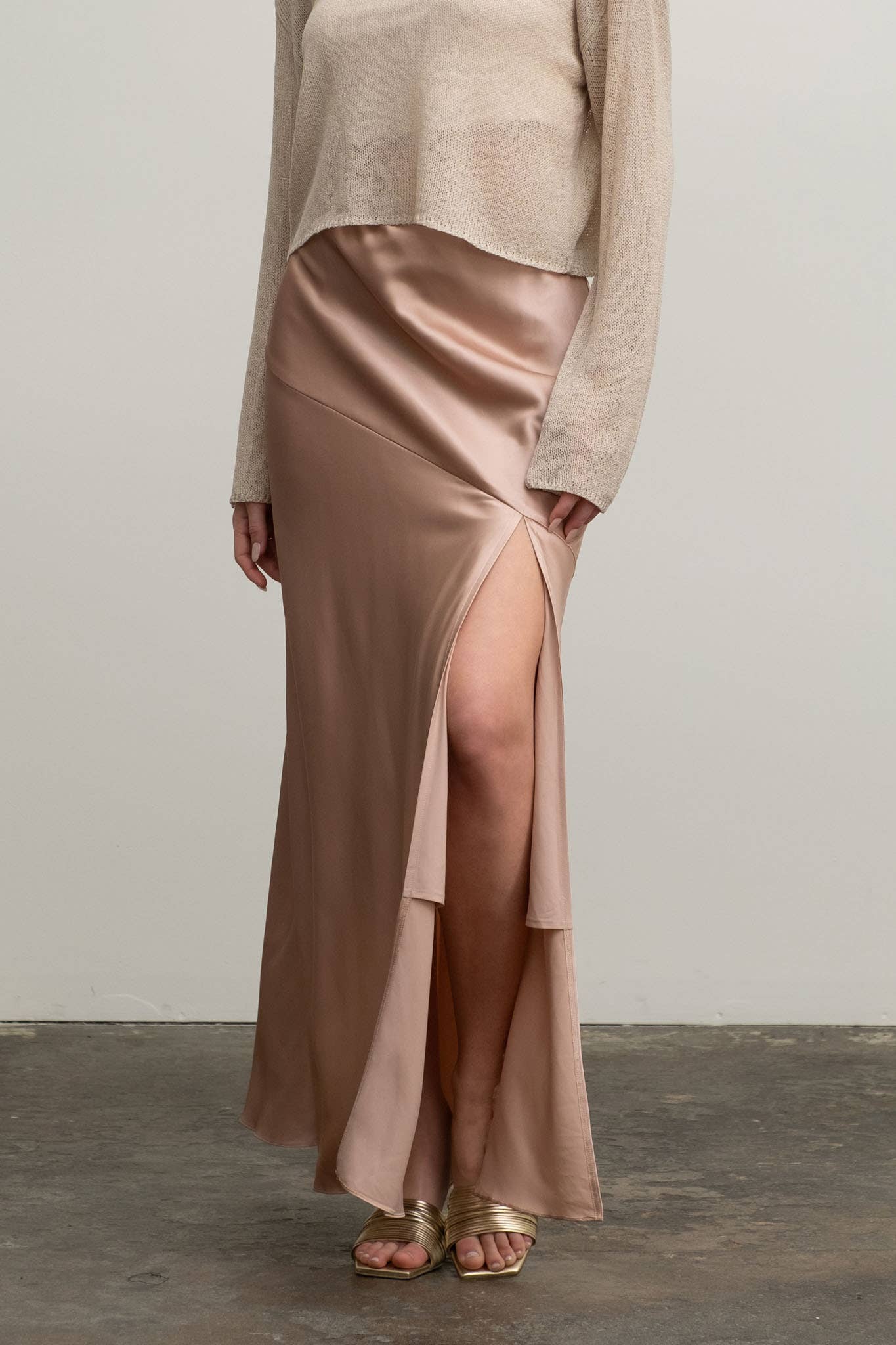 Blu Pepper - Vendita all'ingrosso Gonna - Donna - Gonna midi asimmetrica in raso con spacco laterale5