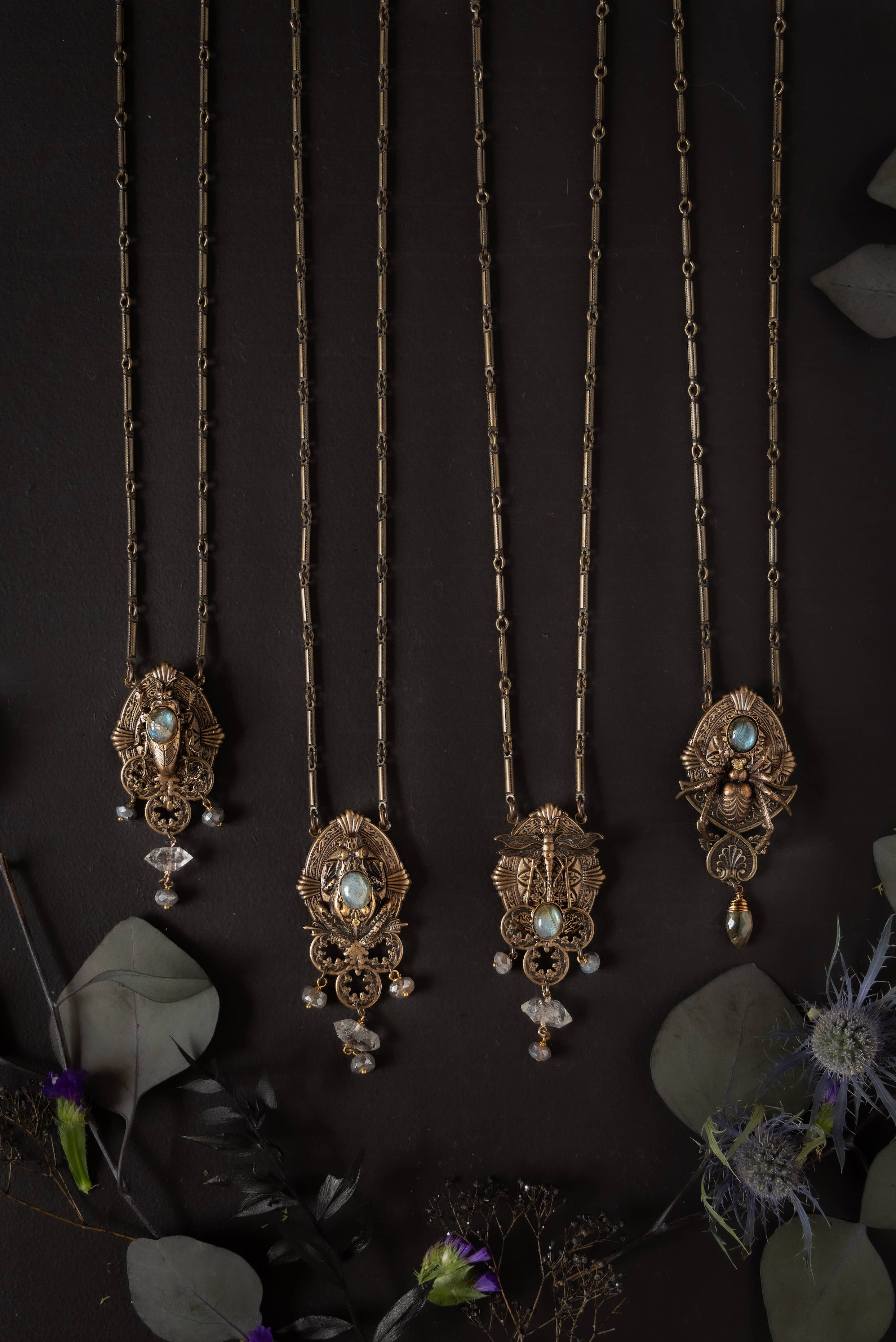 Trollbinde - Vente Colliers à pendentif - Amulette Animalis gothique avec symboles animistes9