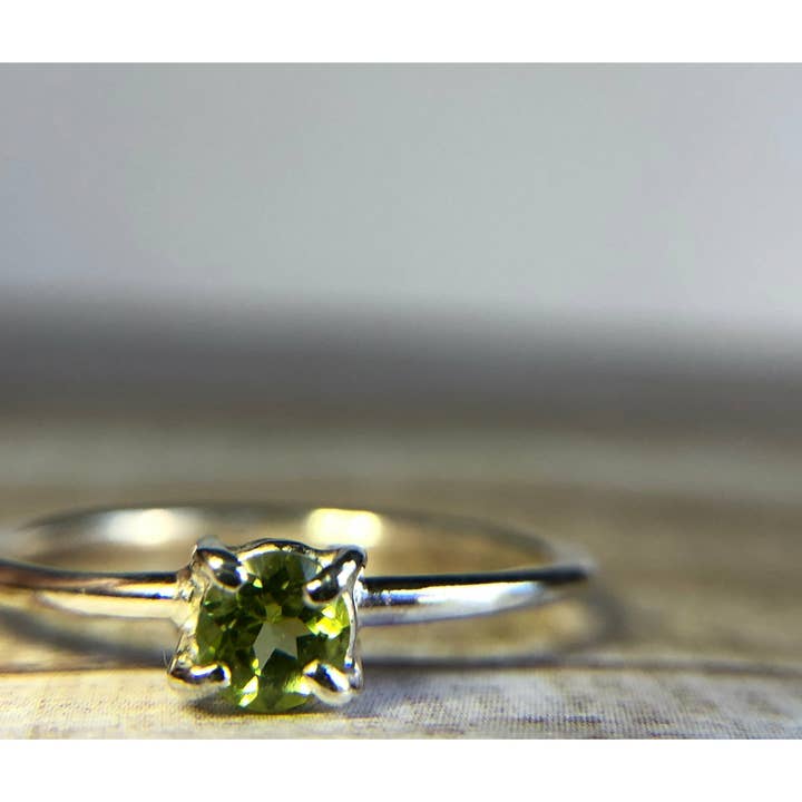Bague solitaire péridot 4 mm pour la vente par Nevermore Fine Jewelry