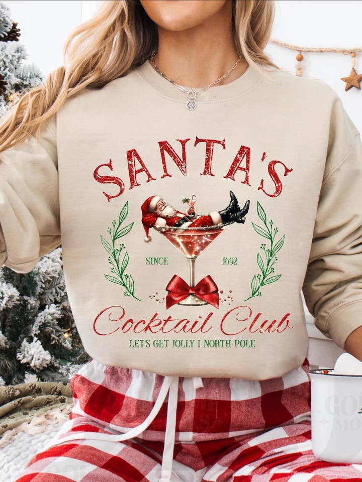 NVC Ecommerce LLC – Engroshandel Grafisk t-shirt - Dame – Santas Cocktail Club Skjorte, Julecocktails Sweatshirt0