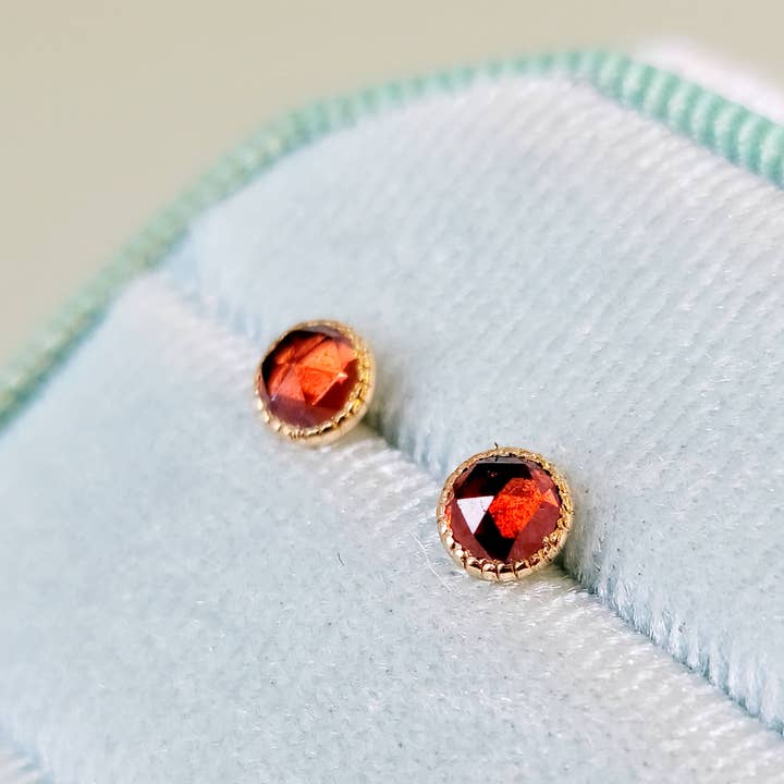 Boucles d'oreilles à tige en grenat - Boucles d'oreilles en forme de pierre de naissance de janvier pour la vente par Kuriosities