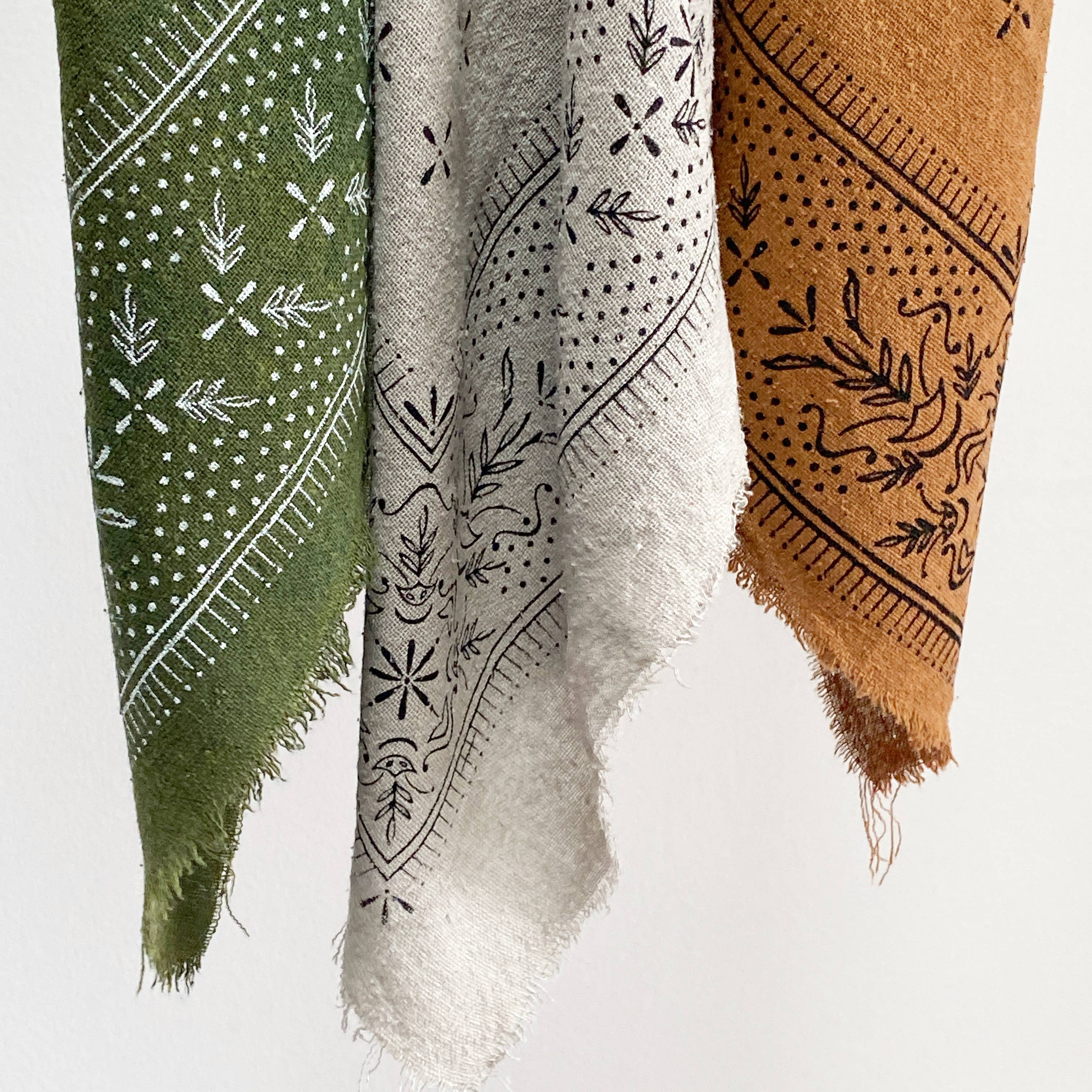 Eco Raw Studio – wholesale Bandana - Dam – Olivgrön Klassiskt tryck Naturfärgad Bandana (Vit bläck)3