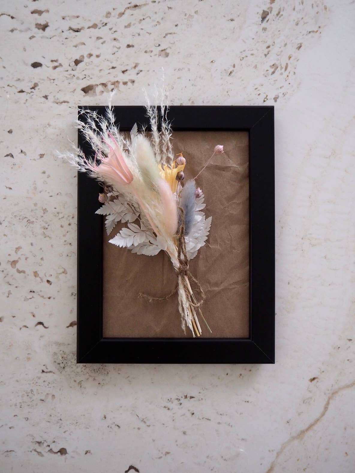 Floweme – Engroshandel Tørrede/pressede blomster – Ramme med tørrede blomster i sort ramme | Blomsterkunst med tørrede blomster2