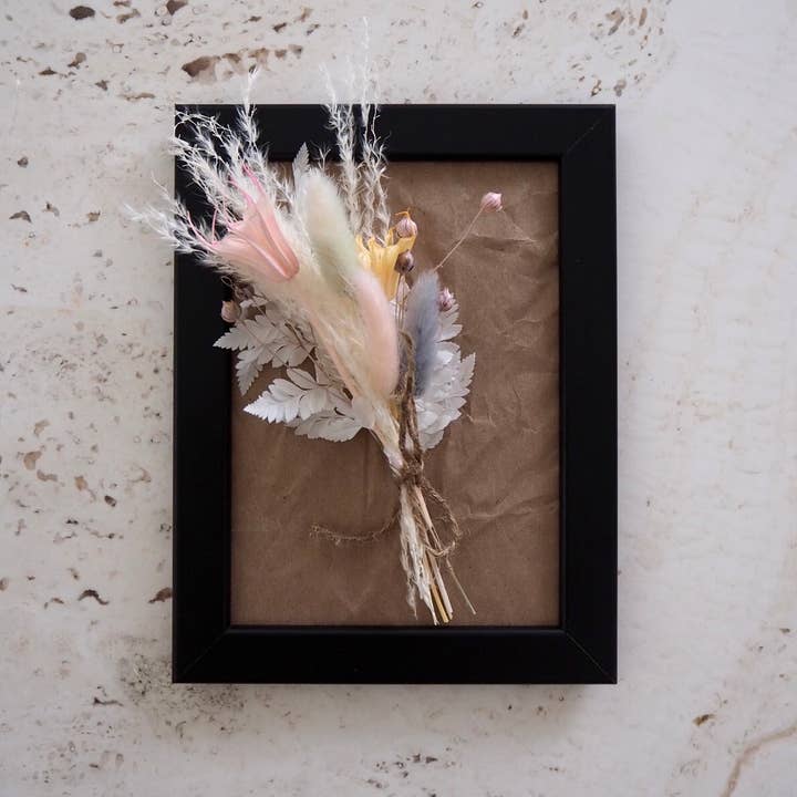 Floweme – Engroshandel Tørrede/pressede blomster – Ramme med tørrede blomster i sort ramme | Blomsterkunst med tørrede blomster2