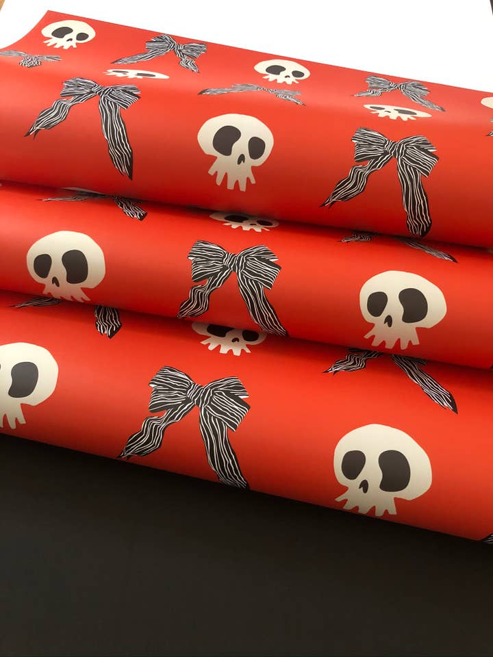 Papier cadeau Skull & Bows pour la vente par Skelly Paper Co.