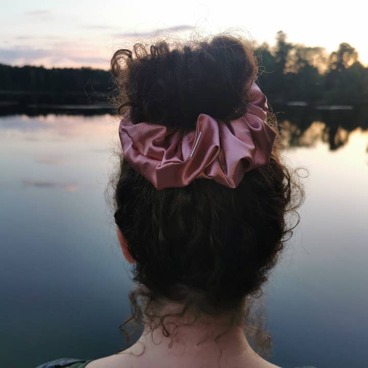 What a bun! - Wholesale Scrunchie - Women's - Staubiges rosa Haargummi3
