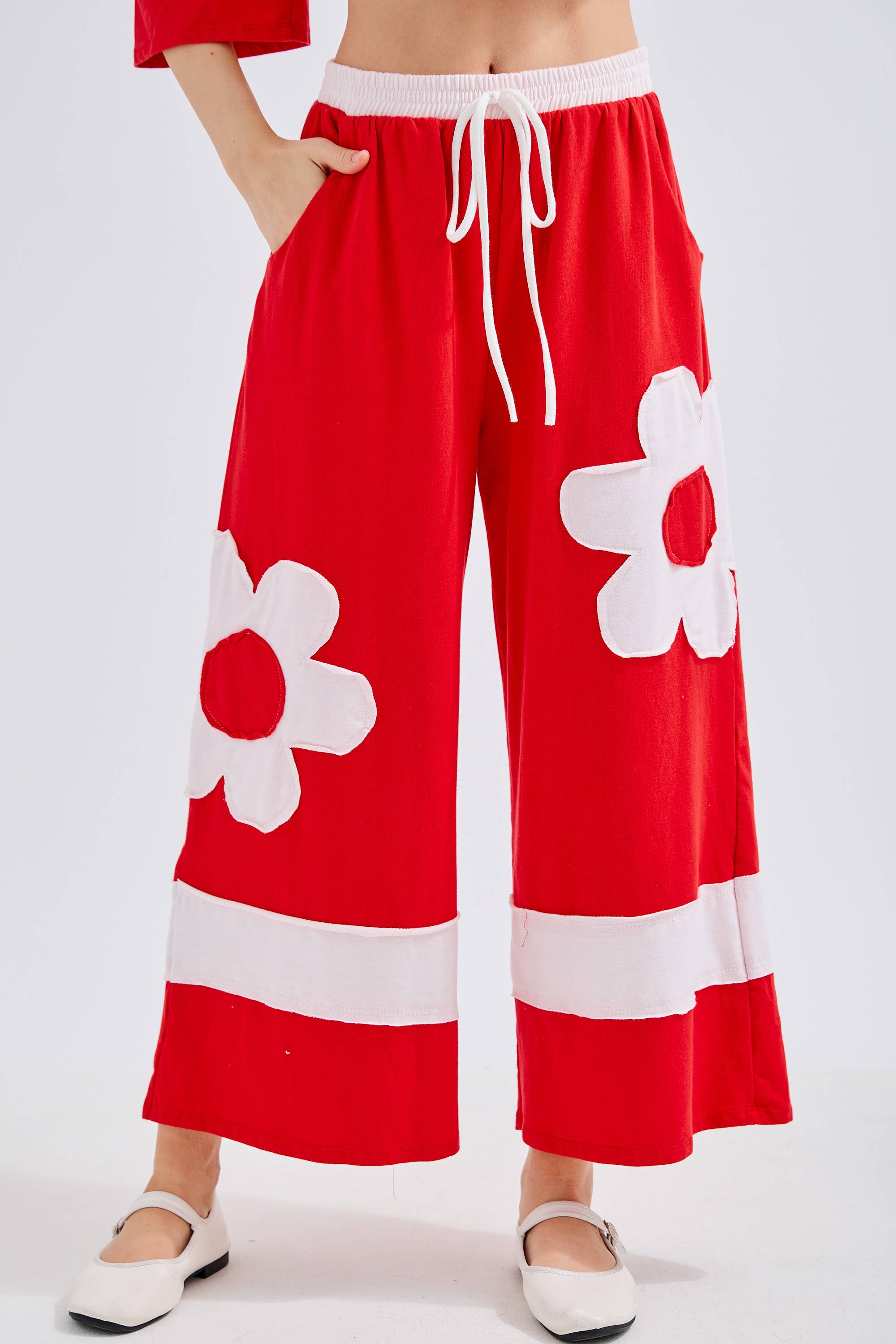 J.Her – Calças - Mulher por atacado – Calças de Perna Larga com Lavagem Mineral e Remendos de Flores HP63344