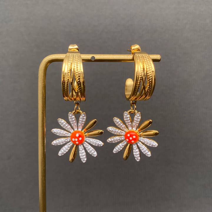 Brincos de Poste em Aço Inoxidável Banhados a Ouro 18K com Margarida de Esmalte - FGS por atacado de Mio Queena