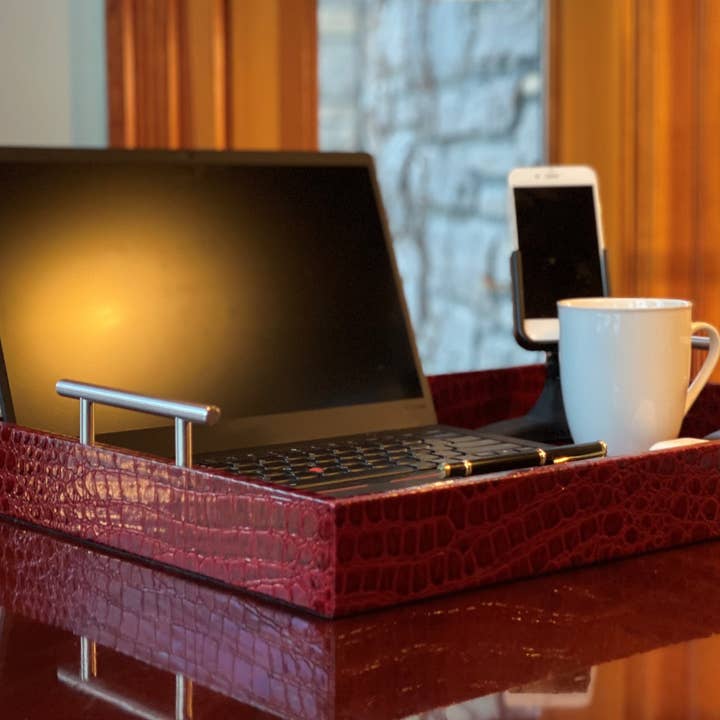 One Preevay Luxury Home Furniture & Decor – Engroshandel Skrivebordsindretning – Professionel bærbar arbejdsstation med dobbelte adgangsport og premium rød præget læder – slidstærk og let2