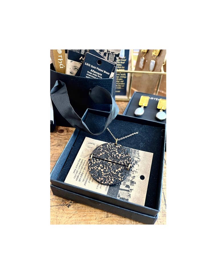 Collar con colgante de encaje de madera con cadena chapada en plata de 20 pulgadas para venta al por mayor de Mothú Jewellery