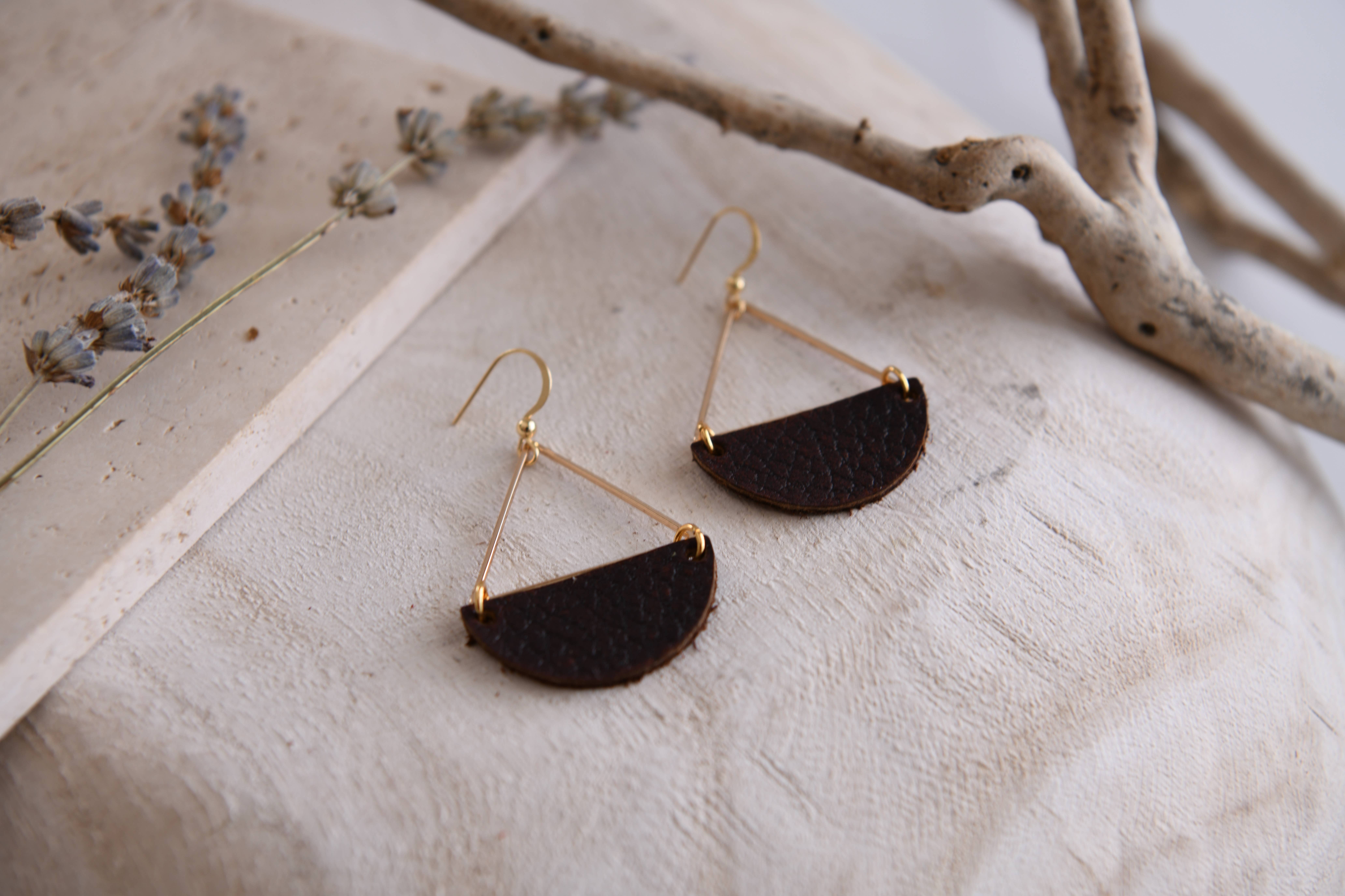 Cecelia Designs Jewelry – Brincos de argola por atacado – Brincos Triangulares e Meia-Lua em Pele 3