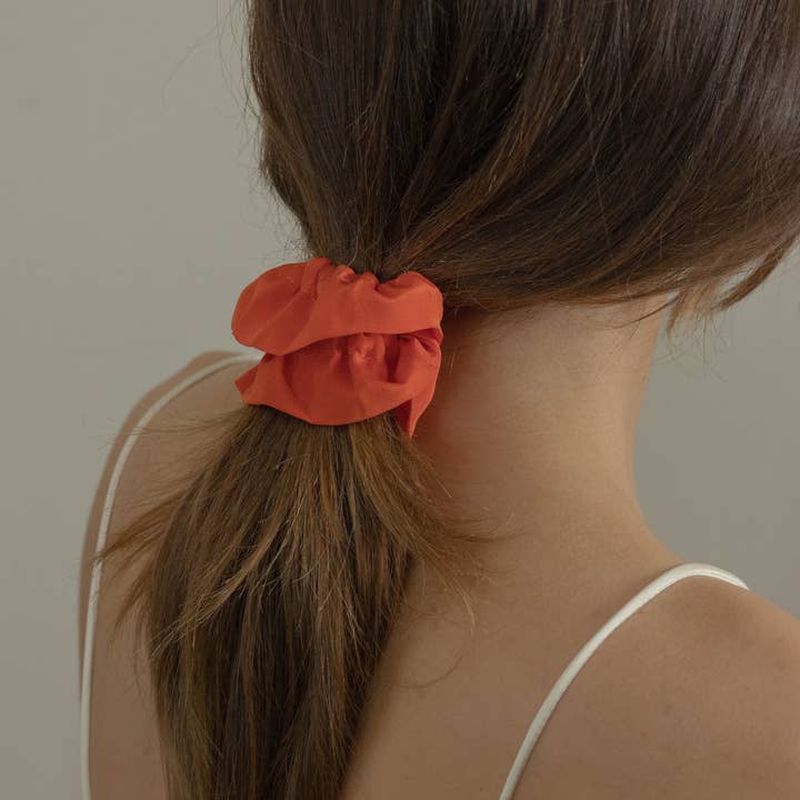 Georgia - 100% Silke Scrunchie - Lille Rød - Scrunchies for engroshandel hos Manner Market