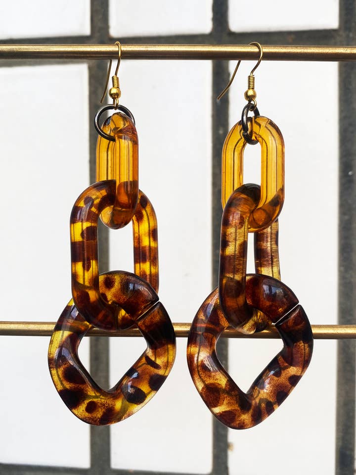 Infinite Colors Brown Tortoise Shell Triple Chain Oorbellen voor wholesale door cukimber