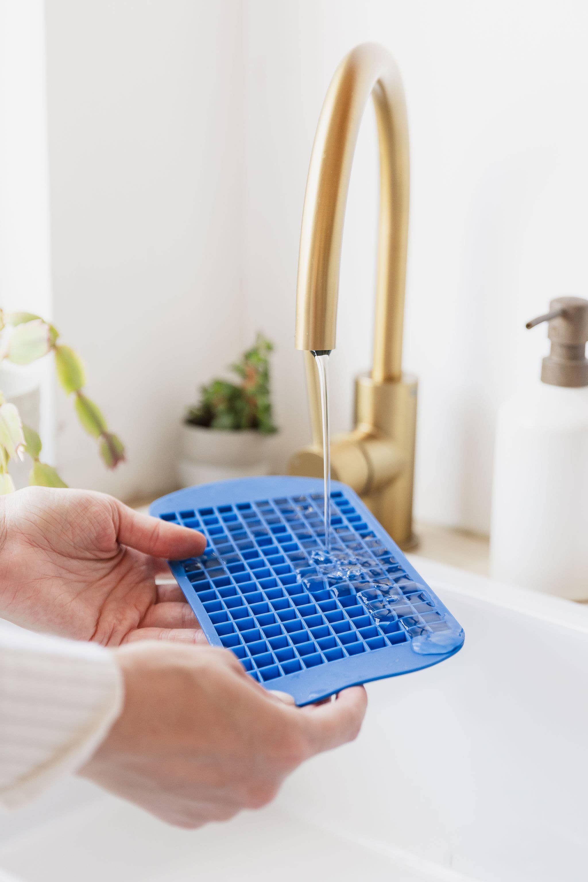 UBERSTAR – wholesale Ice tray/mould – Mini Ice Cube Trays (Set of 2)7