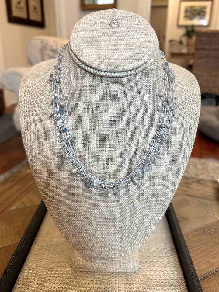 Collar de seda en tonos grises con perlas y cristales para venta al por mayor de Crossroads Accessories Inc