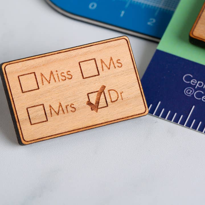 Cepheid Studio - Wholesale Reversspeld/knoop - Miss/Ms/Mrs/Dr pinbadge2