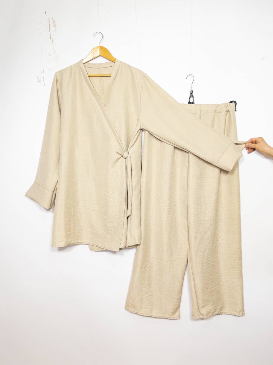 IDEAL OUTFIT – Großhandel Set aus Oberteil und Hose (NICHT Loungewear) – Damen – Abaya-Set mit überkreuztem Oberteil und seitlichen Knoten21