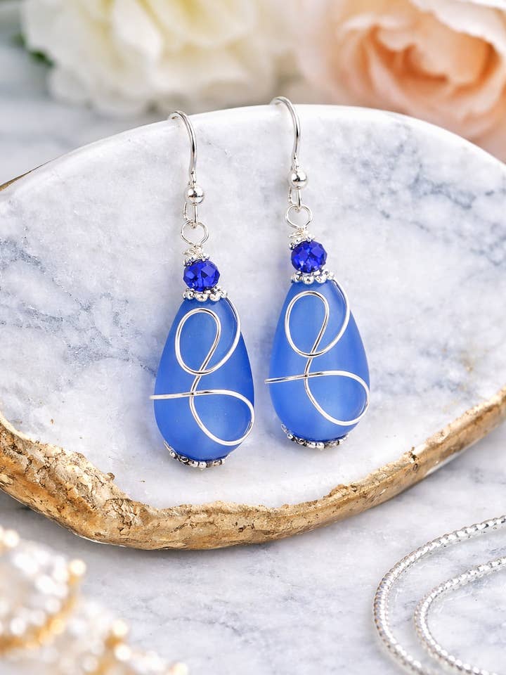 Koboltblå havglasøreringe, Wire Wrap Sea Foam Sea Glass Øreringe, Tear Drop Dingling Øringe, Øko- og allergifri strandsmykker for engroshandel hos Bad Apple Designs